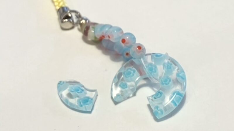 割れたプラスチック製ストラップの外観