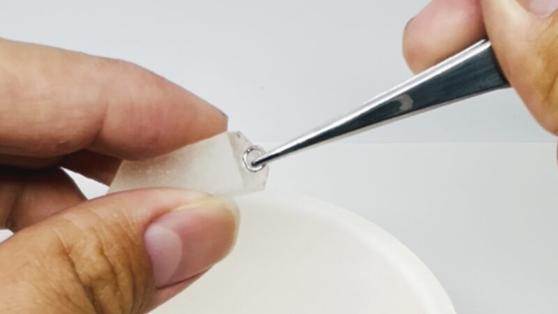 丸カンをシーグラスに押し付けて密着させる