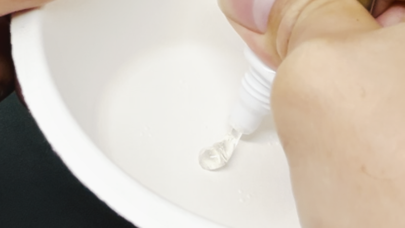 紙皿にスーパーXゴールドを取り出す