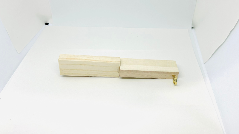 フックをつけた木材