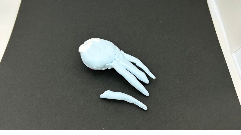 乾燥後にパーツが外れてしまった紙粘土