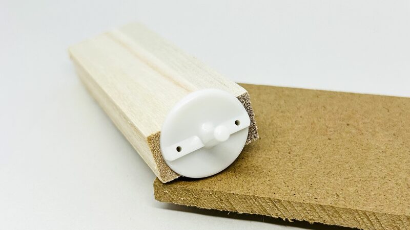 セメダイン ABS用 完全硬化後の外観 ABS樹脂と木材