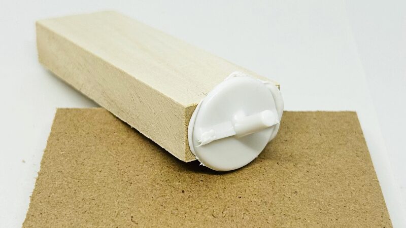 ロックタイト ノー・モア・ネイル 完全硬化後の外観 ABS樹脂と木材