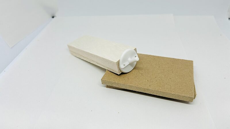 ABS樹脂製フックを接着した木材