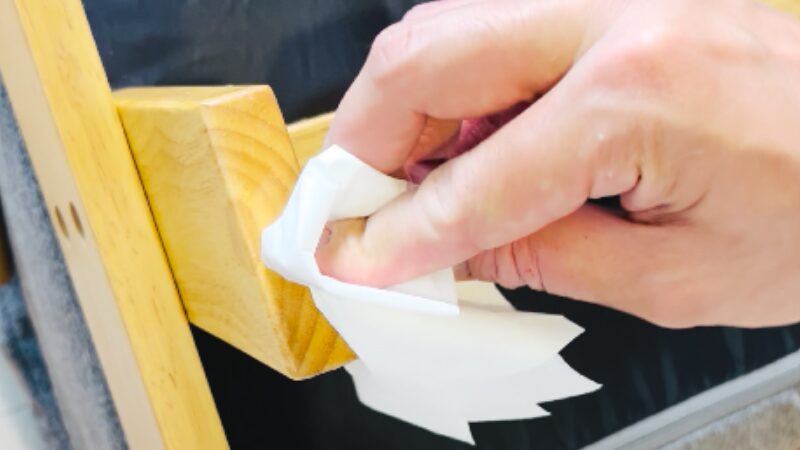 エタノールを染み込ませたキッチンペーパーで座椅子の脚を脱脂している様子